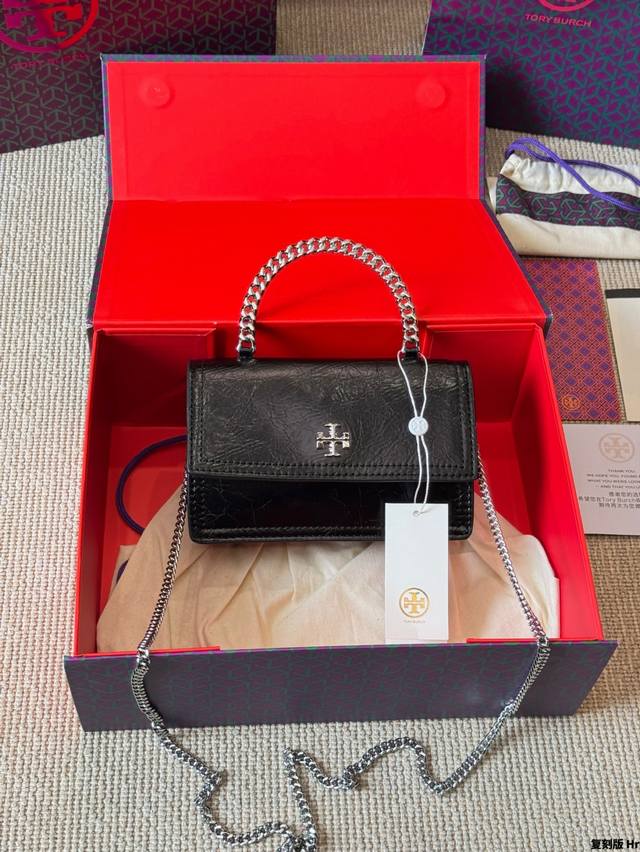 复刻版 Toryburch托里伯奇｜Kira手提油蜡皮包 Tory Burch Kira手提油蜡皮包 救命这只太美了！ 好酷的黑银配色，手柄为银色硬手柄 搭配油