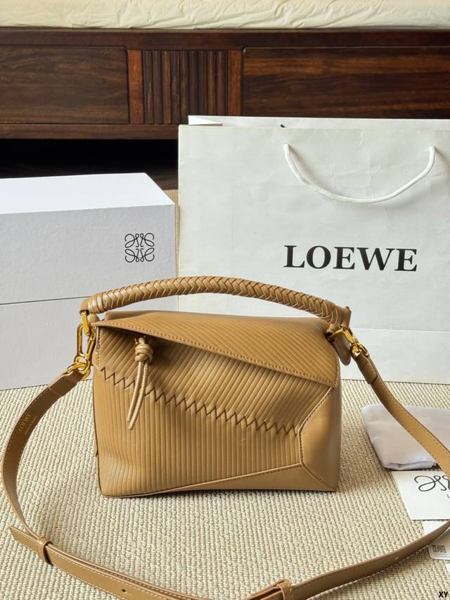 牛皮版本 Loewe罗意威 ｜Puzzle 系列25新色拼图斜挎包 我最近被Loewe Puzzle系列25新色的拼图斜挎包迷得晕头转向！ 一整个被新色美住！不