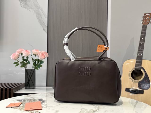 无盒 Size：35*22Cm Miumiu保龄球 公文包 采用小牛皮 皮质光滑细腻柔软， 棉质缎面衬里。 背起来都很Nice 哦 可手拎也可斜挎！ 出场就是M