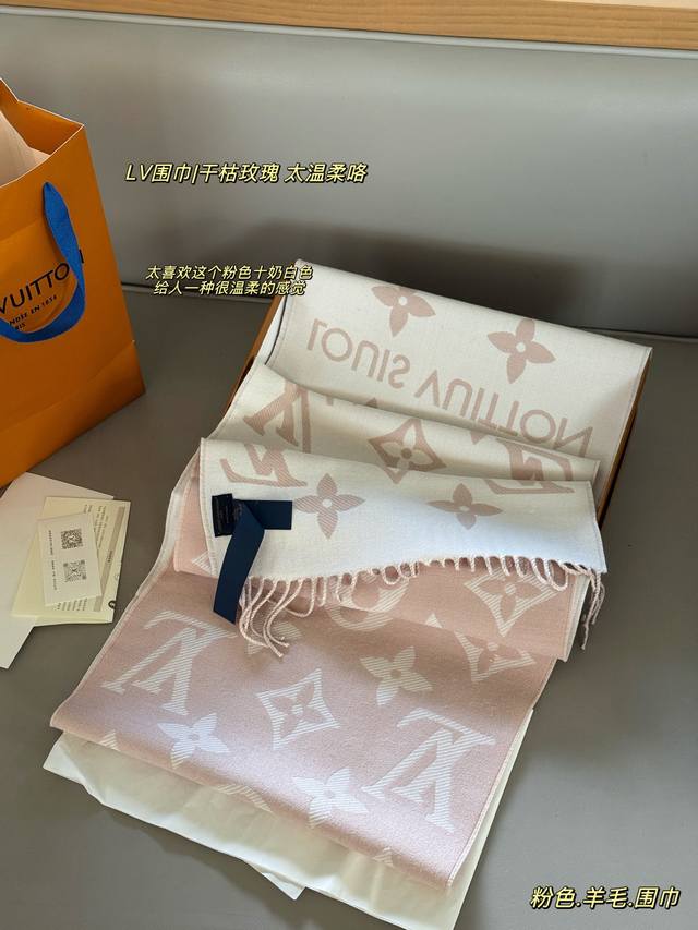配盒 Size：170*35Cm L家 Fw新增双面围巾都好美！ 100%羊毛 特别温柔， 适合每个软软嫩嫩的女生。 质感超舒服 一点也不扎 高品质 非市场差货