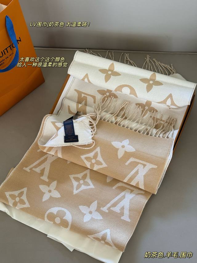 配盒 Size：170*35Cm L家 Fw新增双面围巾都好美！ 100%羊毛 特别温柔， 适合每个软软嫩嫩的女生。 质感超舒服 一点也不扎 高品质 非市场差货