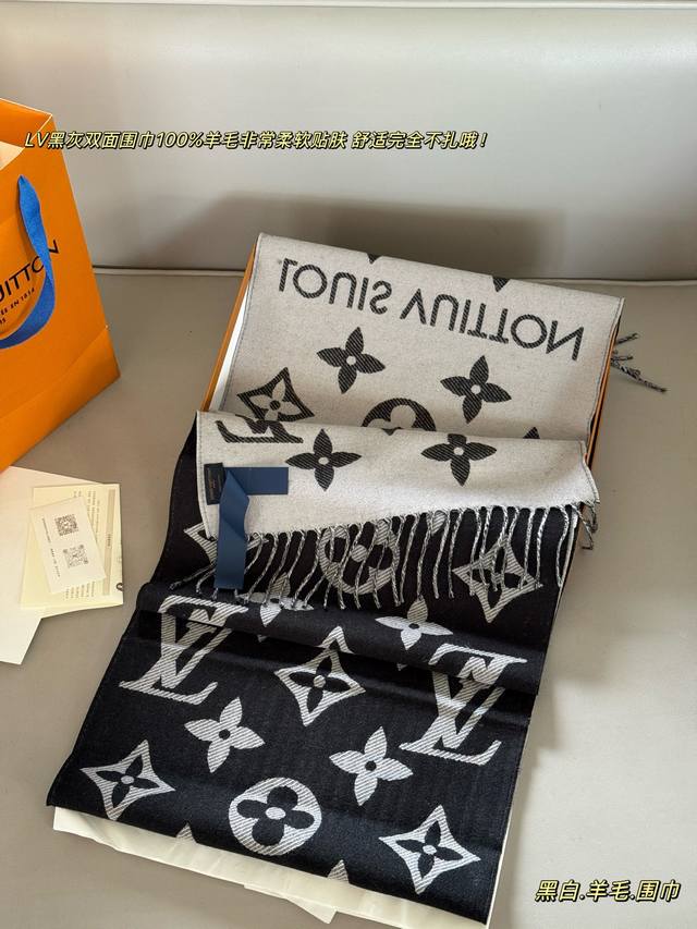 配盒 Size：170*35Cm L家 Fw新增双面围巾都好美！ 100%羊毛 特别温柔， 适合每个软软嫩嫩的女生。 质感超舒服 一点也不扎 高品质 非市场差货