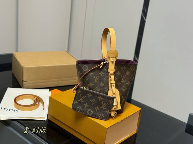 配折叠盒飞机盒 Lv中古包又一位当红炸子鸡来咯 一只看似中古中矩却又有点标新立异的包。 水桶包 尺寸:18.17Cm