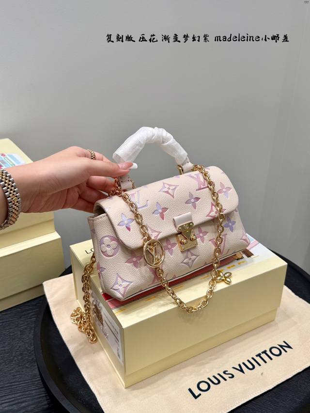 迷你 礼盒包装 复刻版!钢五金! Size:21*11Cmcm 七夕限定 新色系压花 梦幻紫渐变色 Lv Nano Madeleine小邮差链条包 Mini玛德 迷你 礼盒包装 复刻版!钢五金! Size:21*11Cmcm 七夕限定 新色系压花 梦幻紫渐变色 Lv Nano Madeleine小邮差链条包 Mini玛德