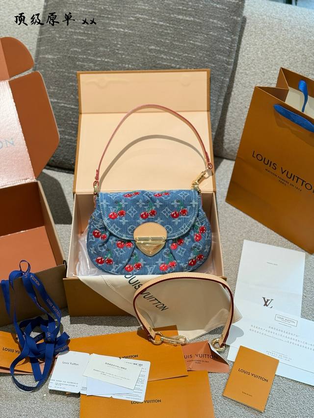 Lv X村上隆 Sunset 谁还没拥有！ 去年发售的丹宁Sunset 火爆至今 今年的村上隆系列又发力了！谁能不喜欢樱桃呀！ 包型简洁大方，容量超好，两条肩带