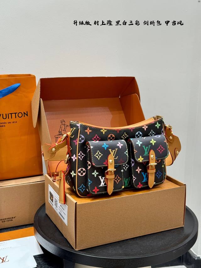 带礼盒包装 黑三彩 白三彩怎么拍都出彩！ Lv 中古腋下包三彩剑桥 差包 暗光下拍摄高级感拉满 比起传统的老花包包多了一点清冷 搭配黑色外套更加潮酷 搭配白色外
