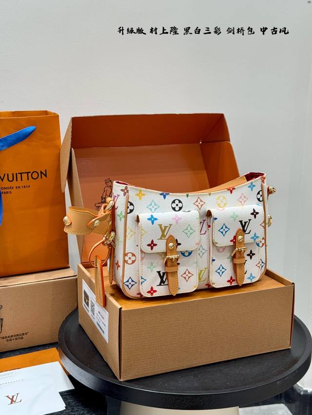 带礼盒包装 黑三彩 白三彩怎么拍都出彩！ Lv 中古腋下包三彩剑桥 差包 暗光下拍摄高级感拉满 比起传统的老花包包多了一点清冷 搭配黑色外套更加潮酷 搭配白色外