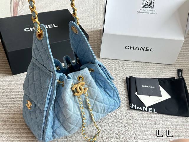 配盒 Chanel 25S Hobo小号真绝绝子 今年香香25S系列简直美爆... 这只Hobo是个小号尺寸个人觉得比较日常 牛仔布没这么重反而很细腻 也比较耐 配盒 Chanel 25S Hobo小号真绝绝子 今年香香25S系列简直美爆... 这只Hobo是个小号尺寸个人觉得比较日常 牛仔布没这么重反而很细腻 也比较耐