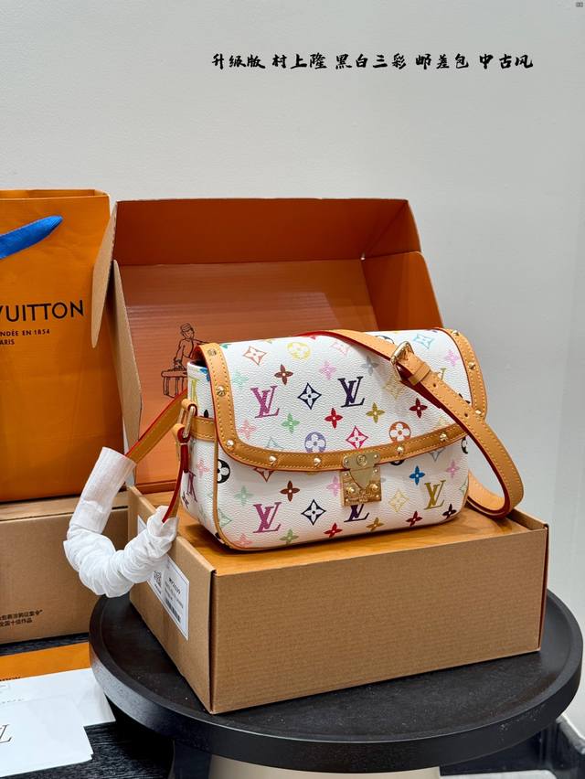 礼盒包装 Lv绝版村上隆黑三彩白三彩邮差包｜减龄神包啦～ 包型是比较中规中矩的邮差包，男女都可以背 容量也比较大 日常用品 水杯 小太阳伞都不是问题 这个色彩春
