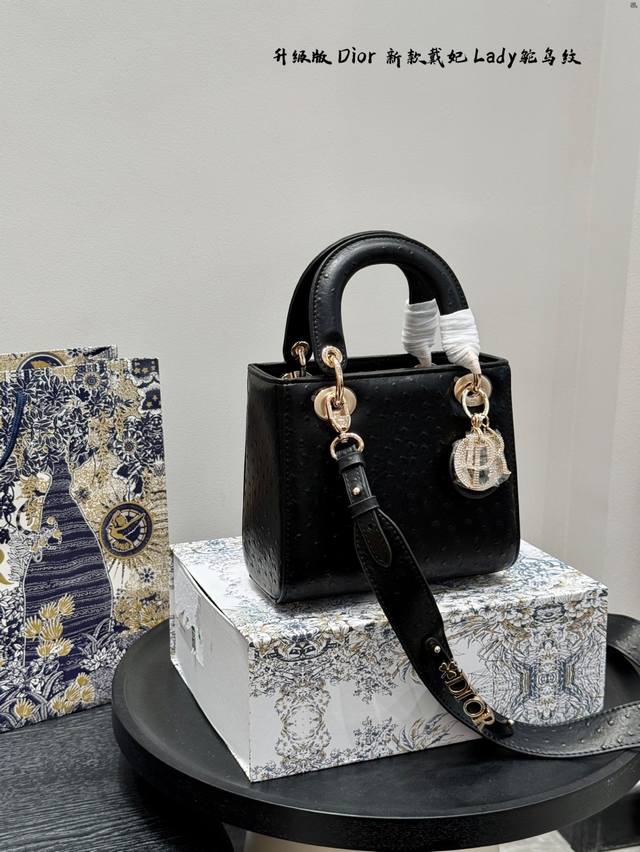 礼盒包装 升级版! Size:20×17 四格 Dior迪奥 Lady 鸵鸟纹戴妃包 羊皮藤格纹 打造醒目的绗缝细节 时髦典雅的设计经久不衰! 斜挎帅气大方,手 礼盒包装 升级版! Size:20×17 四格 Dior迪奥 Lady 鸵鸟纹戴妃包 羊皮藤格纹 打造醒目的绗缝细节 时髦典雅的设计经久不衰! 斜挎帅气大方,手