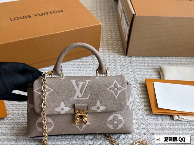 配盒 Size：20*12Cm L家 Madeleine Bb 非常喜欢这种带手柄的包 拎起来很有感觉！ 搜索Lv