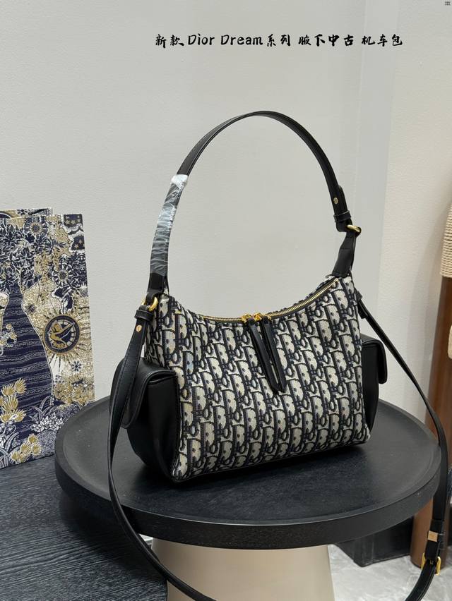 配折叠盒 Dior迪奥Dream太妙了看完就入手 腋下包好复古的机车包 自重很轻,有两条肩带可以手提斜挎 侧面还有两个兜兜 老花款的帆布拼接部分也超惊喜,看着挺 配折叠盒 Dior迪奥Dream太妙了看完就入手 腋下包好复古的机车包 自重很轻,有两条肩带可以手提斜挎 侧面还有两个兜兜 老花款的帆布拼接部分也超惊喜,看着挺
