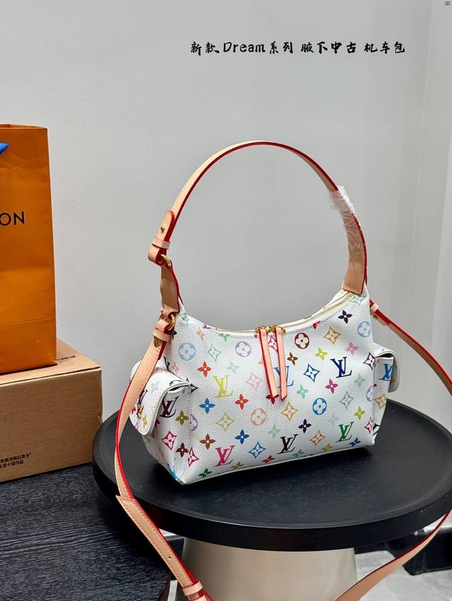 折叠礼盒 Lv 老花Dream太妙了看完就入手 腋下包好复古的机车包 自重很轻,有两条肩带可以手提斜挎 侧面还有两个兜兜 老花款的帆布拼接部分也超惊喜，看着挺挺