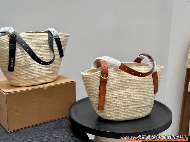 飞机盒 尺寸20.21 罗意威 草编包 Loewe 今年Paula‘S出了好多新造型的的草编包 首先要推荐的就是这款扇形软材质草编包 宽的皮肩带可腋下背 装再多 飞机盒 尺寸20.21 罗意威 草编包 Loewe 今年Paula‘S出了好多新造型的的草编包 首先要推荐的就是这款扇形软材质草编包 宽的皮肩带可腋下背 装再多