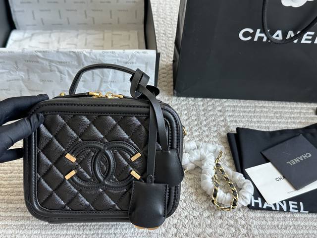 Chanel 新款盒子化妆包采用鱼子酱面料 制作，时时刻刻展现最美的你。可单肩，斜挎，尽显女人优雅气质是一款超级百搭的休闲链条包尺寸 20 配盒