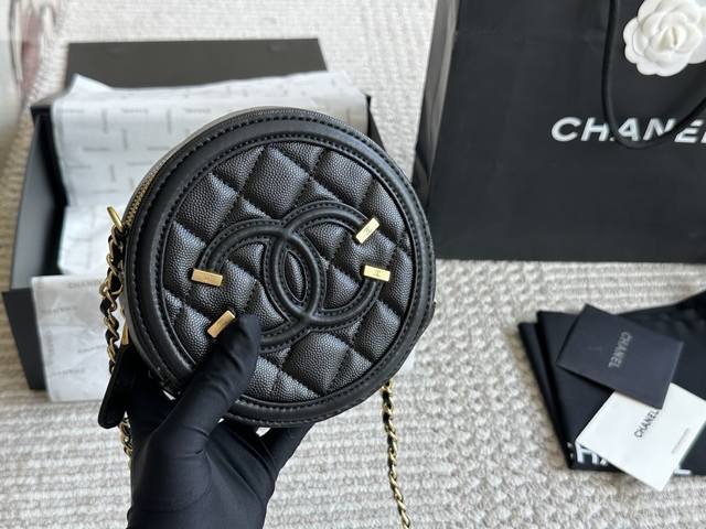 C家 圆饼包春夏新品小仙女必入手 专柜大热款 俏皮超个性谁背谁好看 掩饰不住的可爱 精致走线 链条搭配皮背带很有特点 巨百搭可随心日常搭配 休闲俏皮同时又带着一