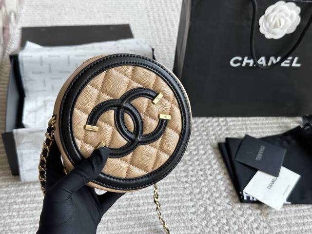 C家 圆饼包春夏新品小仙女必入手 专柜大热款 俏皮超个性谁背谁好看 掩饰不住的可爱 精致走线 链条搭配皮背带很有特点 巨百搭可随心日常搭配 休闲俏皮同时又带着一 C家 圆饼包春夏新品小仙女必入手 专柜大热款 俏皮超个性谁背谁好看 掩饰不住的可爱 精致走线 链条搭配皮背带很有特点 巨百搭可随心日常搭配 休闲俏皮同时又带着一