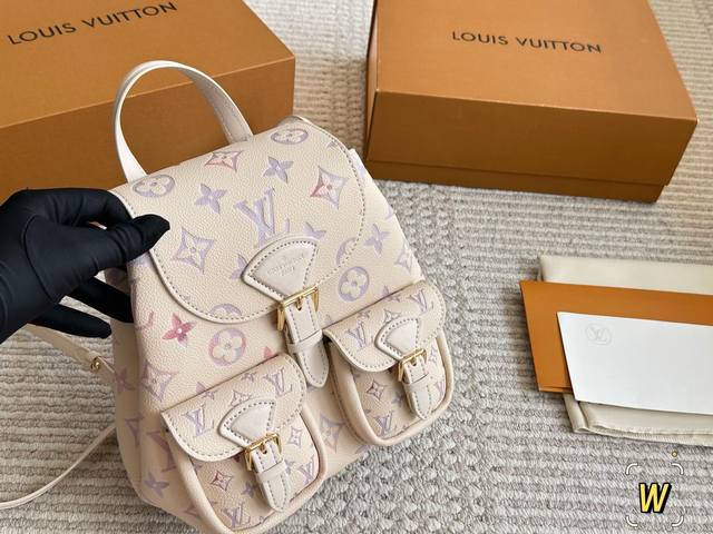 配盒 复刻版 Size 22 18Cm L家 新款黑金双肩包 非常方便哦! 超级百搭,去哪里都可以背! 搜索 Lv Bb 双肩包 配盒 复刻版 Size 22 18Cm L家 新款黑金双肩包 非常方便哦! 超级百搭,去哪里都可以背! 搜索 Lv Bb 双肩包