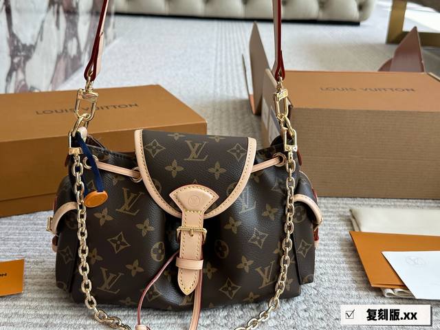 配盒 尺寸 27*17*12Cm Lv这个新款 OdysséE 自带金属链条，能手拎、单肩、斜挎 旁边还有两个侧袋可以装些小东西一款 可爱又实用的美丽包包 很有