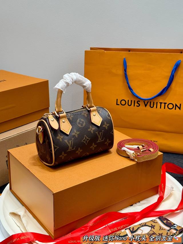 全套礼盒 升级版!小Mini 全钢五金 Size:17×10 Lv Speedy Nano迷你枕头包 新款的肩带可以调节拆卸; 线条精致,小巧轻便又时尚~ 细节 全套礼盒 升级版!小Mini 全钢五金 Size:17×10 Lv Speedy Nano迷你枕头包 新款的肩带可以调节拆卸; 线条精致,小巧轻便又时尚~ 细节