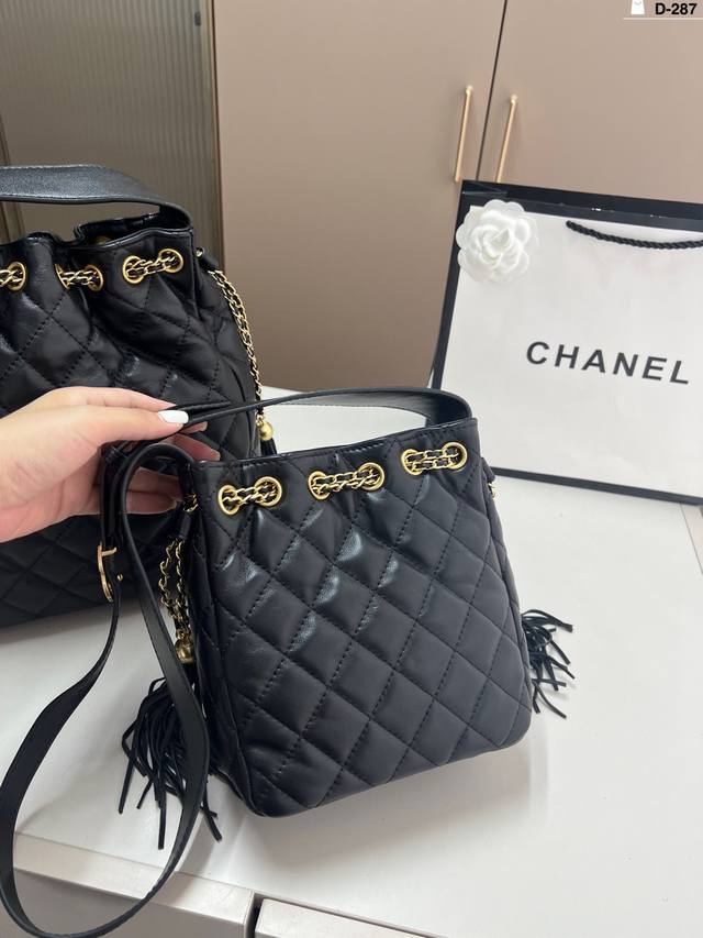 小 羊皮 Chanel香奈儿25A流苏水桶真香 长在我审美上 !抽绳水桶包!可甜可酷哦! D-287尺寸18×20 28×29折叠盒 小 羊皮 Chanel香奈儿25A流苏水桶真香 长在我审美上 !抽绳水桶包!可甜可酷哦! D-287尺寸18×20 28×29折叠盒