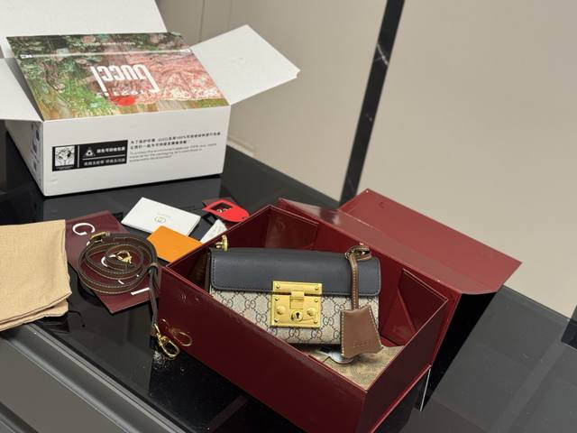 配折叠盒飞机盒 Size:22.11Cm 古奇Padlock 这款已经卖了几千个了 明星产品 最近质量又升级了 重拍下给你们看 高定版的G Padlock 配折叠盒飞机盒 Size:22.11Cm 古奇Padlock 这款已经卖了几千个了 明星产品 最近质量又升级了 重拍下给你们看 高定版的G Padlock