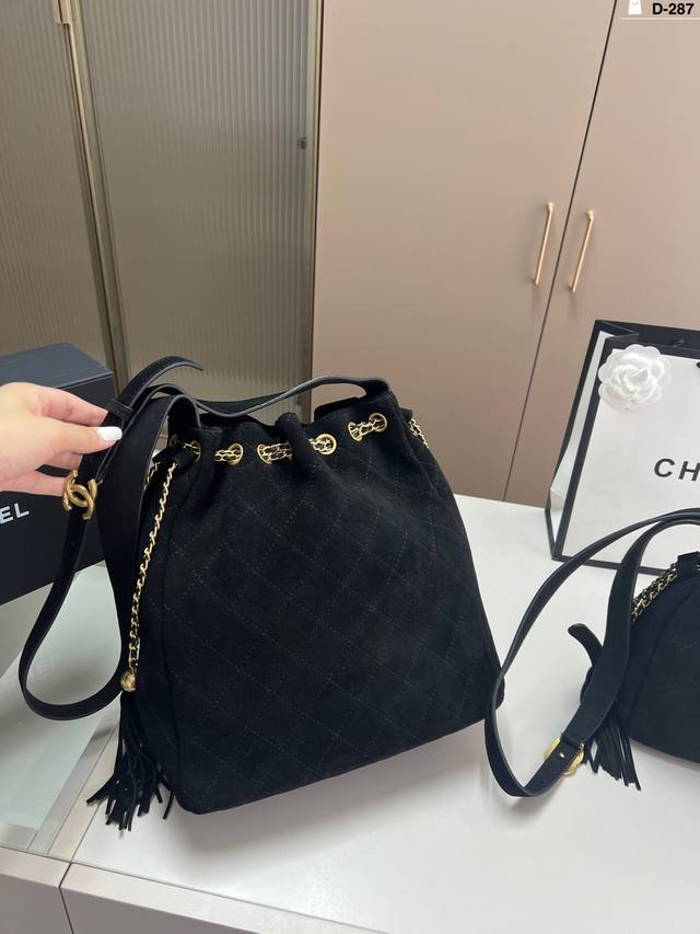 大 磨砂皮 Chanel香奈儿25A流苏水桶真香 长在我审美上 ！抽绳水桶包！可甜可酷哦！ D-287尺寸18×20 28×29折叠盒