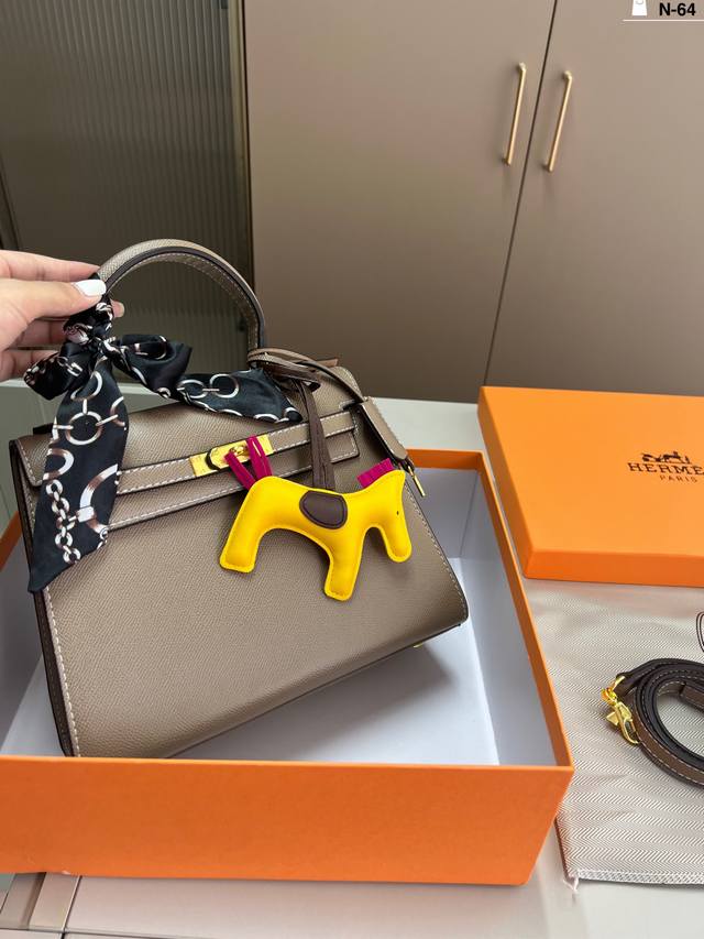 爱马仕凯莉Kelly随机配丝巾小马挂件 拎在手里立刻就有老板的气质女王的范儿了。每个女人都应该拥有的包型! N-64尺寸25×19配盒 爱马仕凯莉Kelly随机配丝巾小马挂件 拎在手里立刻就有老板的气质女王的范儿了。每个女人都应该拥有的包型! N-64尺寸25×19配盒