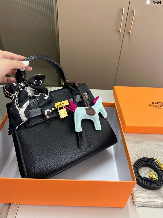 爱马仕凯莉Kelly随机配丝巾小马挂件 拎在手里立刻就有老板的气质女王的范儿了。每个女人都应该拥有的包型！ N-64尺寸25×19配盒