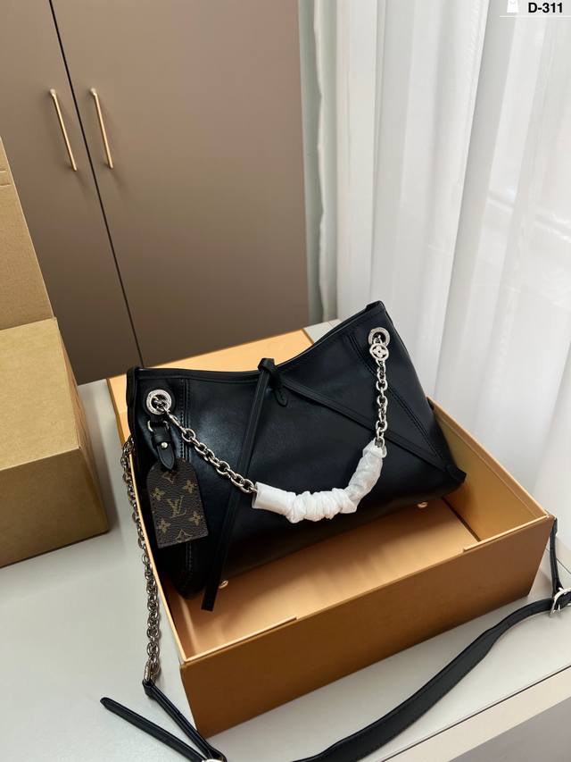 Lv 新款Carryall黑武士Tote链条购物袋 Lv新出的全黑色Dark Cargo Carryall空间超级Ok～腋下托特软塌塌的很随身 D-311尺寸2