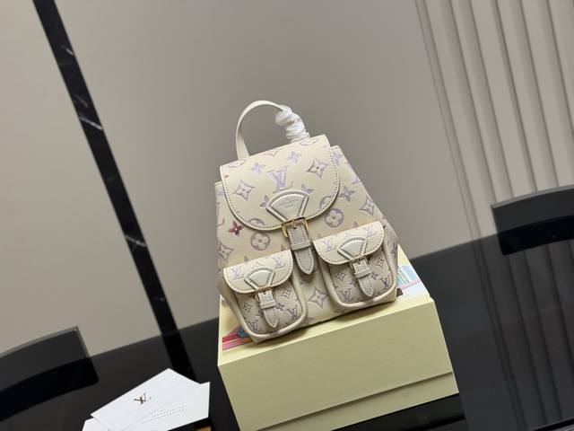 配盒 Size：19*23Cm Lv 新款黑色Mini双肩包， 好温柔呀~ 新款怎么能抗拒呢 实测可容纳手机，粉饼，口红，纸巾，车钥匙。 小而不废的一款可爱小包