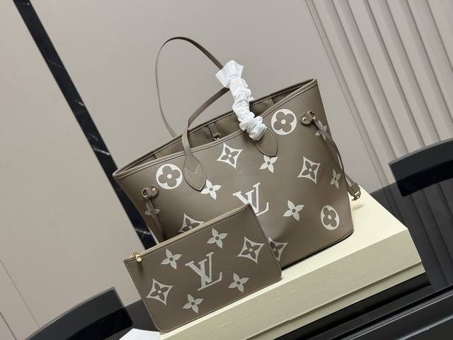 配盒 Size： 32底*28高Cm Lv Neverfull 中号购物袋！ 骨灰级产物！ 经典到无可复制！ 有质感！有味道！