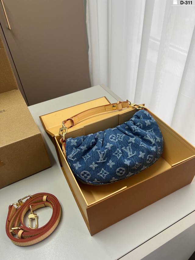 芯片版本 Lv2025牛仔丹宁 Valley元宝包来啦 今年这一季的牛仔，我觉得这个包最可爱 ..D-311尺寸22×15折叠盒飞机盒
