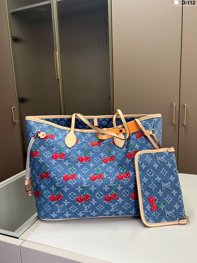 Lv路易威登丹宁牛仔樱桃购物袋 背上秒变气质女神 容量杠杠的 日常出街完全拿捏! D-112尺寸35×29 Lv路易威登丹宁牛仔樱桃购物袋 背上秒变气质女神 容量杠杠的 日常出街完全拿捏! D-112尺寸35×29