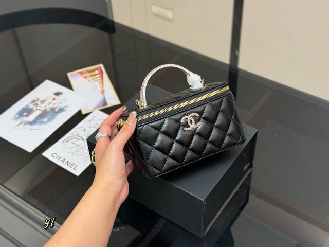 配折叠盒 升级品质 Size:17.11Cm Chane 香奈儿 手柄化妆小盒子 出街打开能补妆 关上能拗造型 配折叠盒 升级品质 Size:17.11Cm Chane 香奈儿 手柄化妆小盒子 出街打开能补妆 关上能拗造型