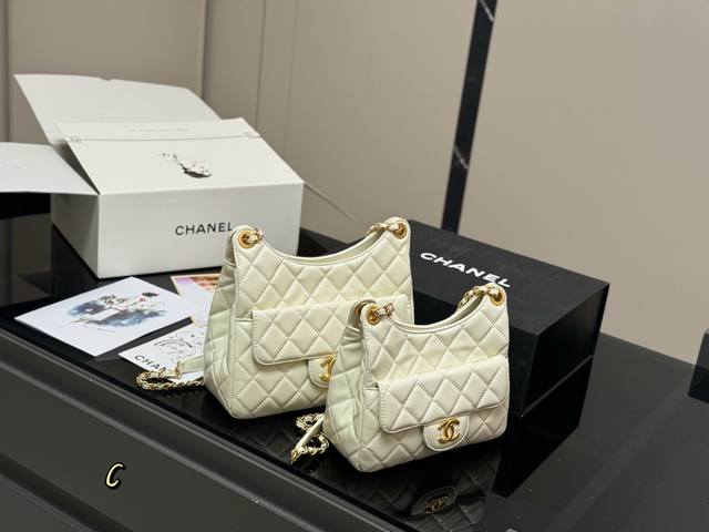 配折叠盒飞机盒 Size:19*13Cm 小号 23*16Cm 大号 香奈儿 23C 嬉皮Hobo 这款火出圈的天猫精灵 真的很好看 俗称牛角包 很有设计感 油 配折叠盒飞机盒 Size:19*13Cm 小号 23*16Cm 大号 香奈儿 23C 嬉皮Hobo 这款火出圈的天猫精灵 真的很好看 俗称牛角包 很有设计感 油