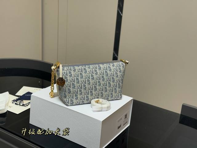 配折叠盒 迪奥Dior 便当包 迪奥顶级原单 经典又高级 尺寸:22.14Cm 很有质感 可盐可甜 上身绝美 无可比拟 是每个追求漂亮的女孩必入单品 配折叠盒 迪奥Dior 便当包 迪奥顶级原单 经典又高级 尺寸:22.14Cm 很有质感 可盐可甜 上身绝美 无可比拟 是每个追求漂亮的女孩必入单品