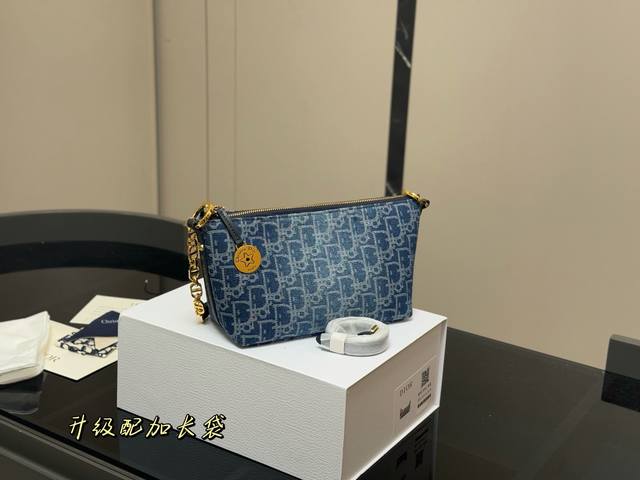 配折叠盒 迪奥Dior 便当包 迪奥顶级原单 经典又高级 尺寸:22.14Cm 很有质感 可盐可甜 上身绝美 无可比拟 是每个追求漂亮的女孩必入单品