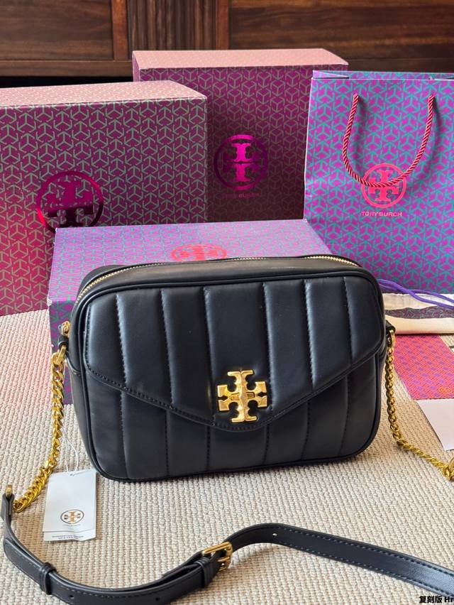 复刻版 Tory Burch托里伯奇｜Kira相机包 奢华皮革包身结合线型绗缝，呼应古董车的奢华内饰，整体耐用且时髦，内外均设有口袋，配以链条斜挎背带，可肩背或