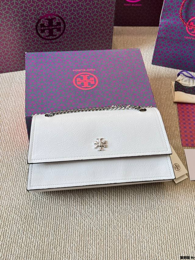 复刻版 Tory Burch托里伯奇｜Kira Turnlock链条包袋 Kira Turnlock肩背包。利落棱角搭配图案饰件，同时配备一条链条背带和一个扭锁