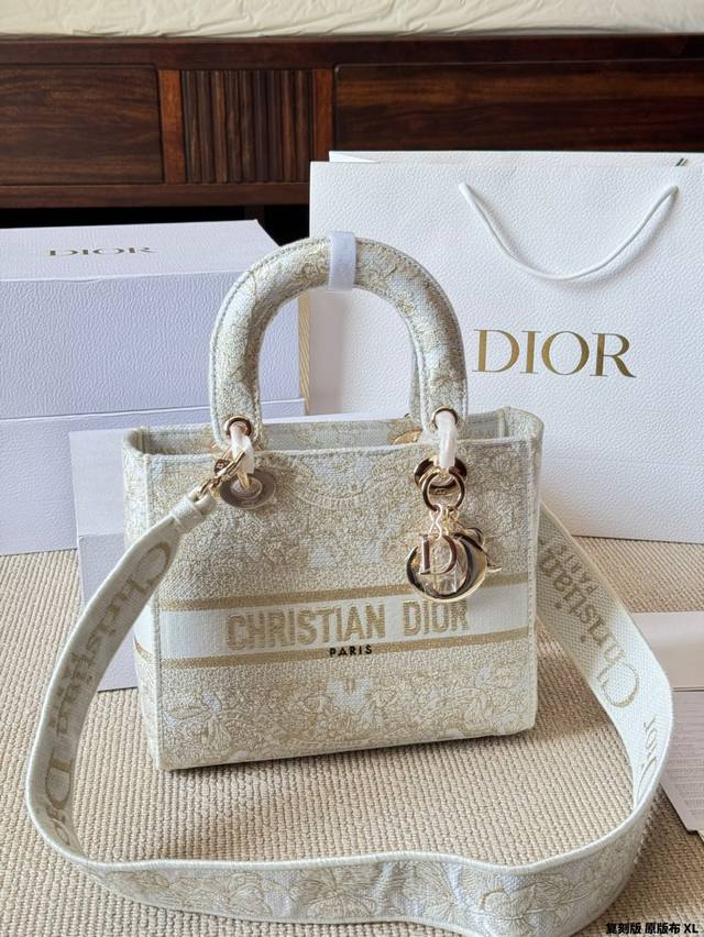 复刻版 原版布 Dior迪奥｜Lady D-Lite刺绣包 刺绣戴妃配斜挎带 D家最具有代表性的包包,拥有众多的粉丝~D家 Lady D-Lite～诞生于20世