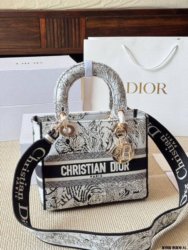 复刻版 原版布 Dior迪奥｜Lady D-Lite刺绣包 刺绣戴妃配斜挎带 D家最具有代表性的包包,拥有众多的粉丝~D家 Lady D-Lite～诞生于20世