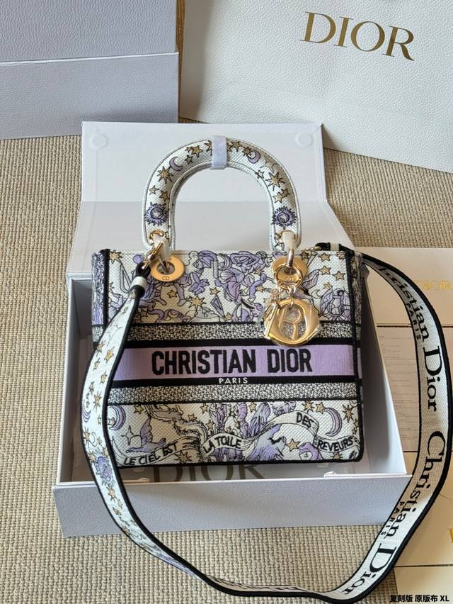 复刻版 原版布 Dior迪奥｜Lady D-Lite刺绣包 刺绣戴妃配斜挎带 D家最具有代表性的包包,拥有众多的粉丝~D家 Lady D-Lite～诞生于20世