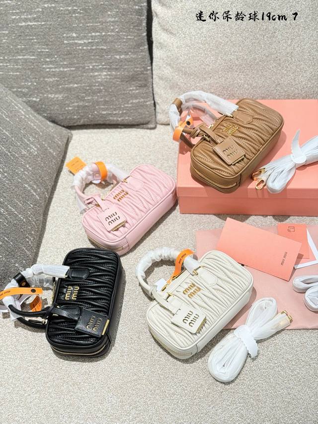 Miumiu品牌成功进行了风格转型从传统的公主千金转变为时尚、休闲的新形象这一变化吧深受年轻人的喜爱“背Miumiu才是真的富家大小姐”去年超火的保龄球6包包亮