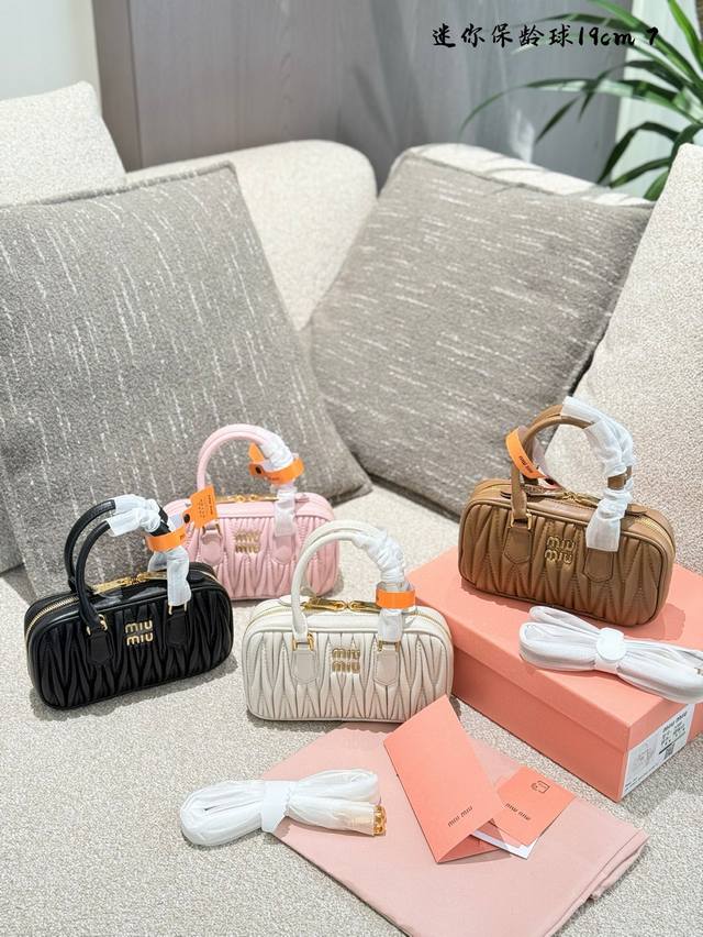 Miumiu品牌成功进行了风格转型从传统的公主千金转变为时尚、休闲的新形象这一变化吧深受年轻人的喜爱“背Miumiu才是真的富家大小姐”去年超火的保龄球6包包亮
