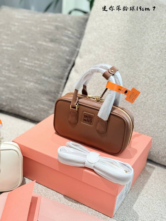 迷你 Miumiu品牌成功进行了风格转型从传统的公主千金转变为时尚、休闲的新形象这一变化吧深受年轻人的喜爱“背Miumiu才是真的富家大小姐”去年超火的保龄球6