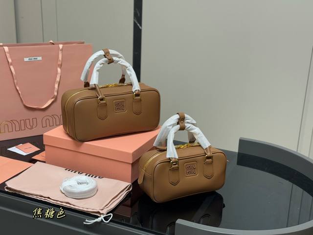 升级版配盒 Size:28*13Cm 23*11Cm Miumiu保龄球 公文包 包包甜度刚好! 很难不爱啊啊! 可手拎也可斜挎 绝对不是小废包哦容量足足的~~ 升级版配盒 Size:28*13Cm 23*11Cm Miumiu保龄球 公文包 包包甜度刚好! 很难不爱啊啊! 可手拎也可斜挎 绝对不是小废包哦容量足足的~~