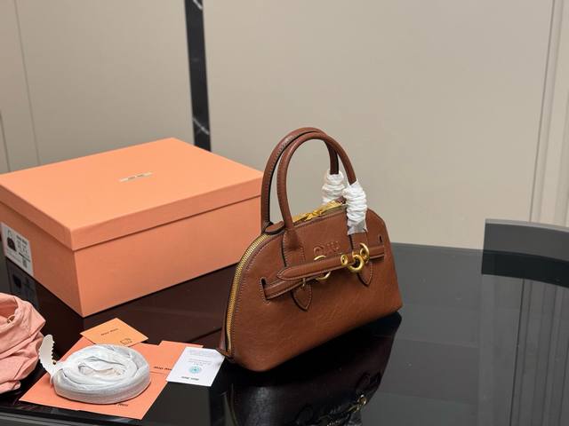 Size：28*16Cm Miumiu 贝壳包包， 特别喜欢这个的设计！ Miumiu的坑真的好仙女好好看！ 真的很有质感！ 可斜挎可手拿可单肩， 日常约会出行