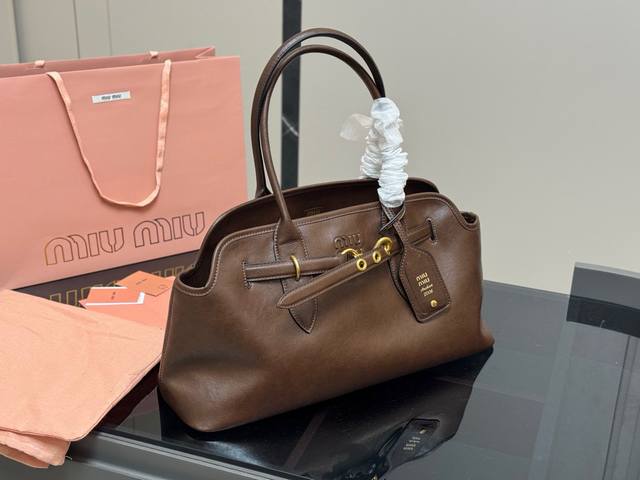 Size：44.23Cm Miumiu 中古托特包包， 特别喜欢这个的设计！ Miumiu的坑真的好仙女好好看！ 真的很有质感！ 可斜挎可手拿可单肩， 日常约会