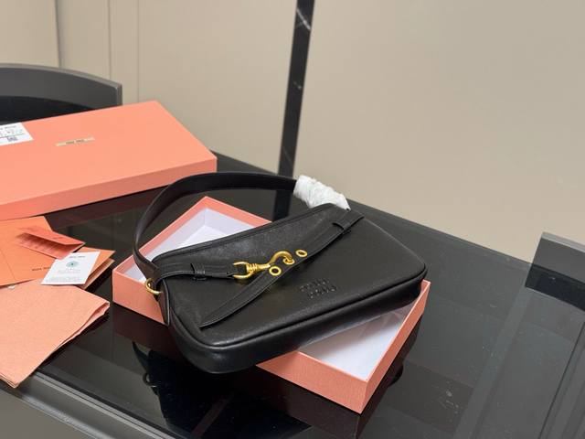 配盒 Size:25*18Cm Miumiu2025春夏系列包袋, 包包依旧吸引人~ 隔着屏幕都能感受到皮质的细腻巨巨巨高级感~ Aventure Nappa腋 配盒 Size:25*18Cm Miumiu2025春夏系列包袋, 包包依旧吸引人~ 隔着屏幕都能感受到皮质的细腻巨巨巨高级感~ Aventure Nappa腋